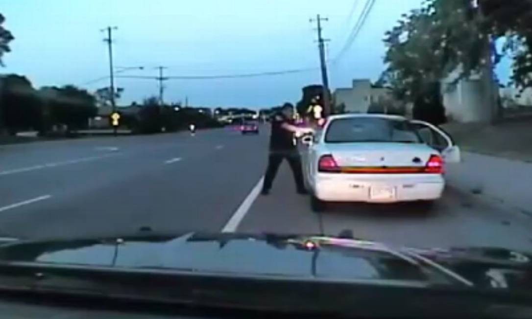 EUA Vídeo de policial atirando em motorista negro em blitz é divulgado