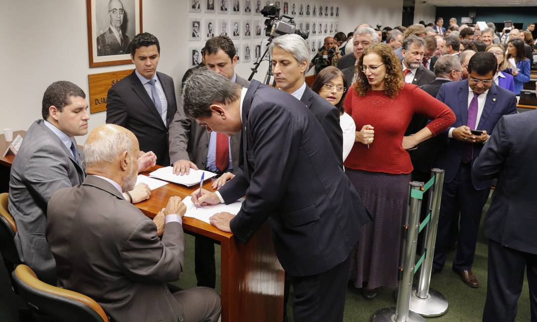 Condenação de Lula vira assunto na CCJ onde deputados debatem denúncia