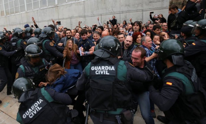 https://ogimg.infoglobo.com.br/in/21894081-118-3b8/FT1086A/420/x71993636_People-scuffle-with-Spanish-Civil-Guard-officers-outside-a-polling-.jpg.pagespeed.ic.VmPzSkJzwN.jpg