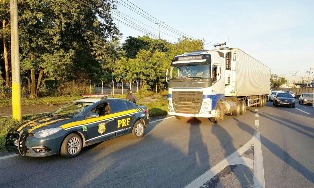 PRF prende suspeito que fazia motorista refém e recupera carga avaliada