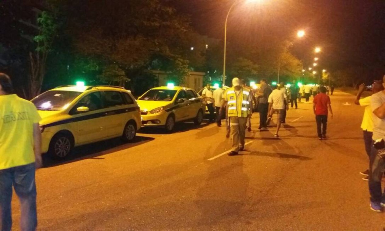 Taxistas Fazem Protesto Perto Da Casa De Crivella Jornal O Globo