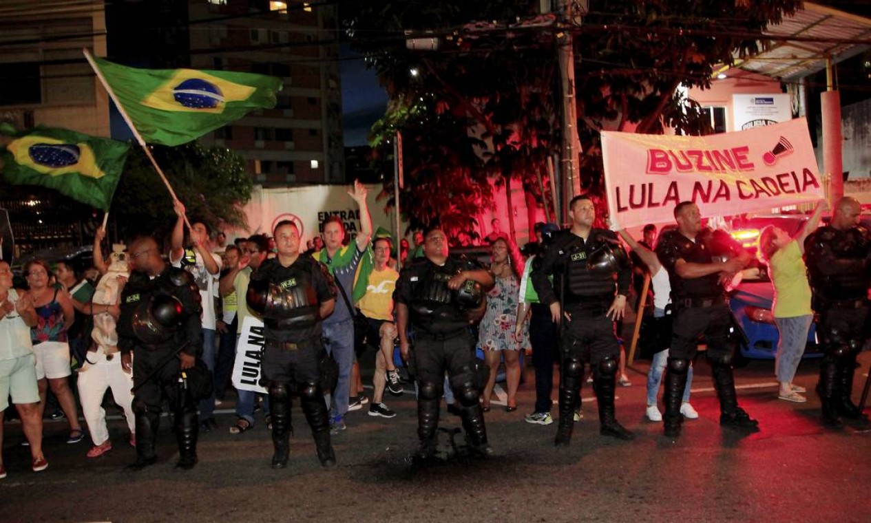 Manifestantes Fazem Protesto No Rio Durante Ato A Favor De Lula