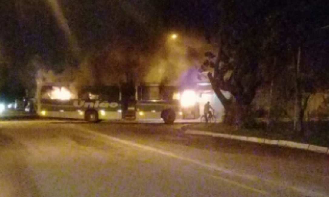 Três ônibus são incendiados em Caxias em represália à morte de dois