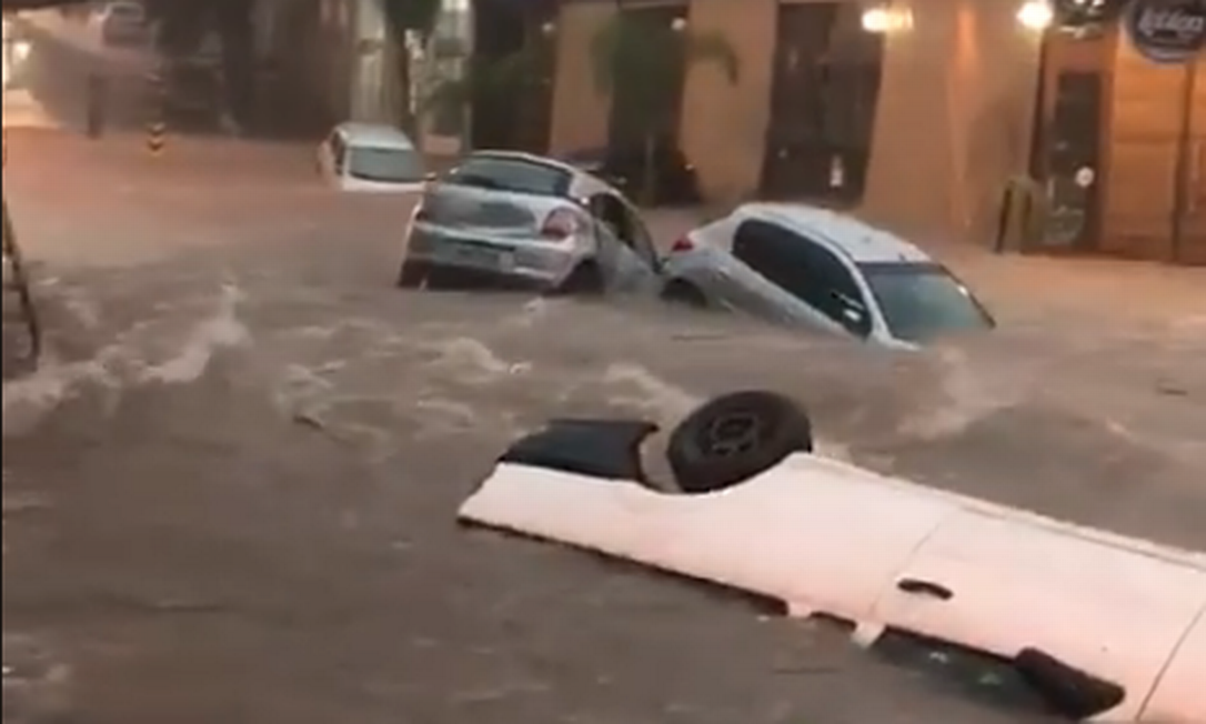 Temporal Alaga Vias Derruba Rvores E Arrasta Carros Em Belo Horizonte