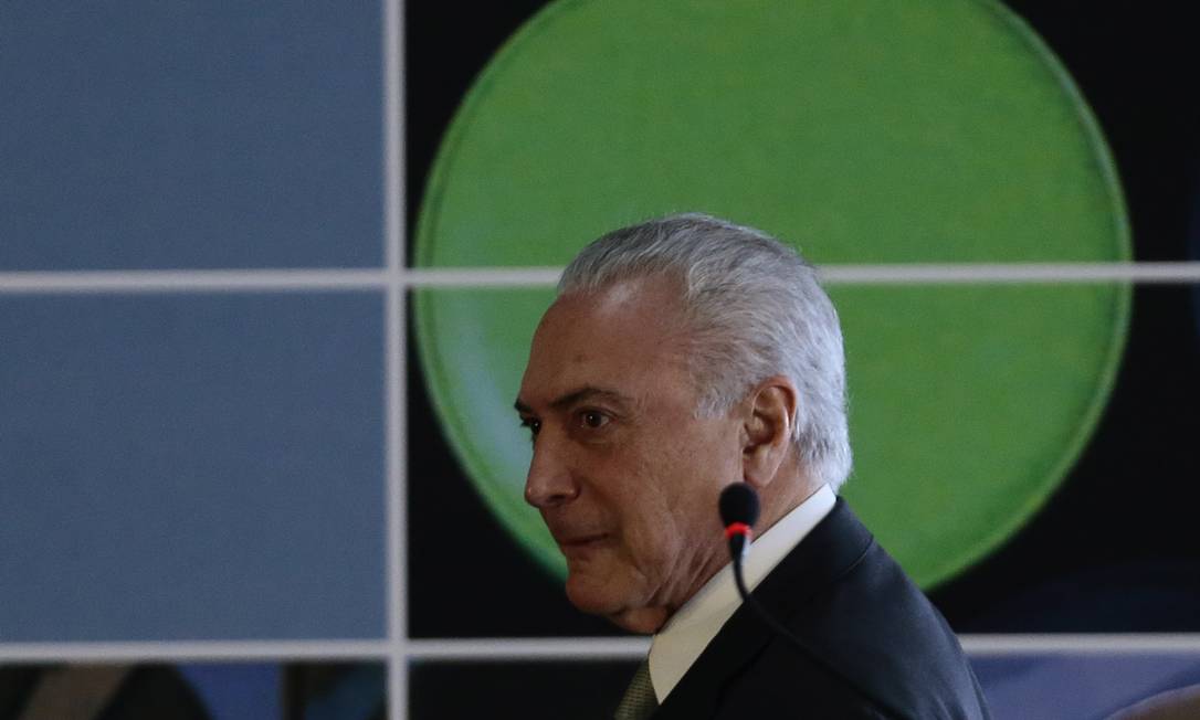 Temer volta a defender Constituição e diz que o Brasil tem trava