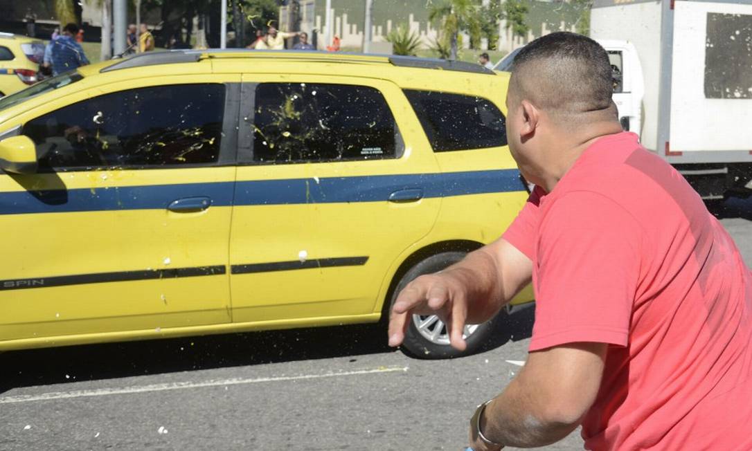 Protesto de taxistas complica o trânsito em vias importantes do Rio