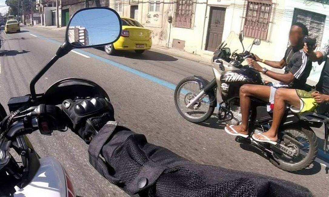 Motociclista Grava Momento Em Que Assaltado E Baleado Na Zona Norte