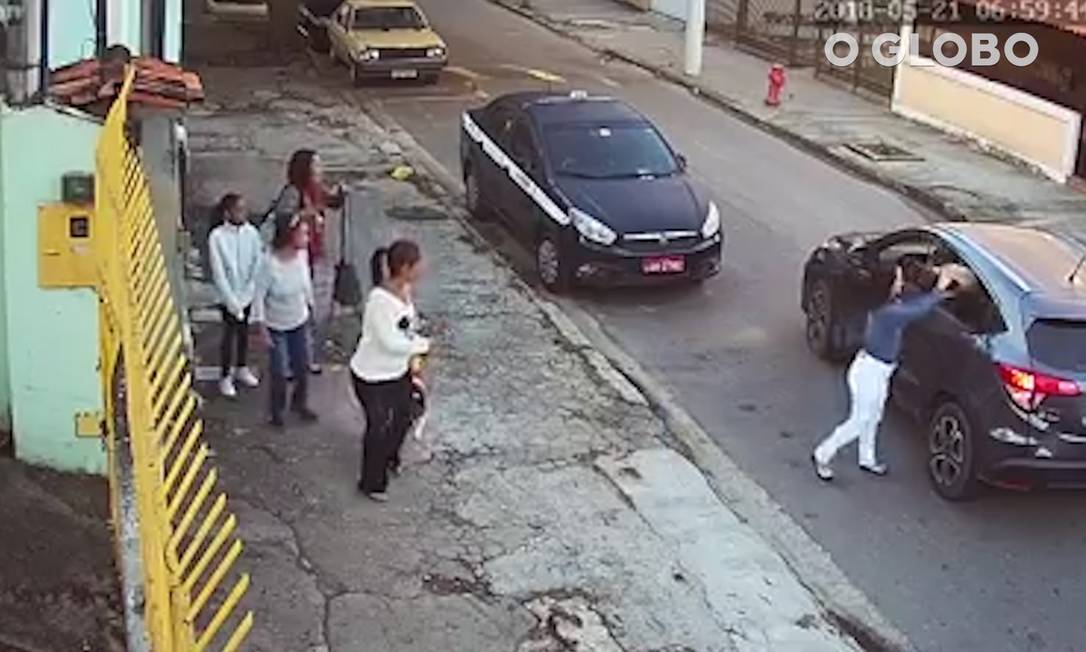 V Deo Mostra Ladr Es Roubando Mulheres Em Niter I Sem Descer Do Carro