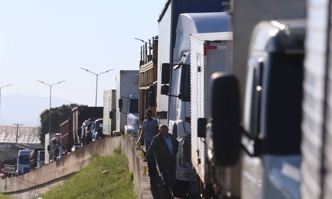 Greve De Caminhoneiros Causa Escassez De Abastecimento E Impacta