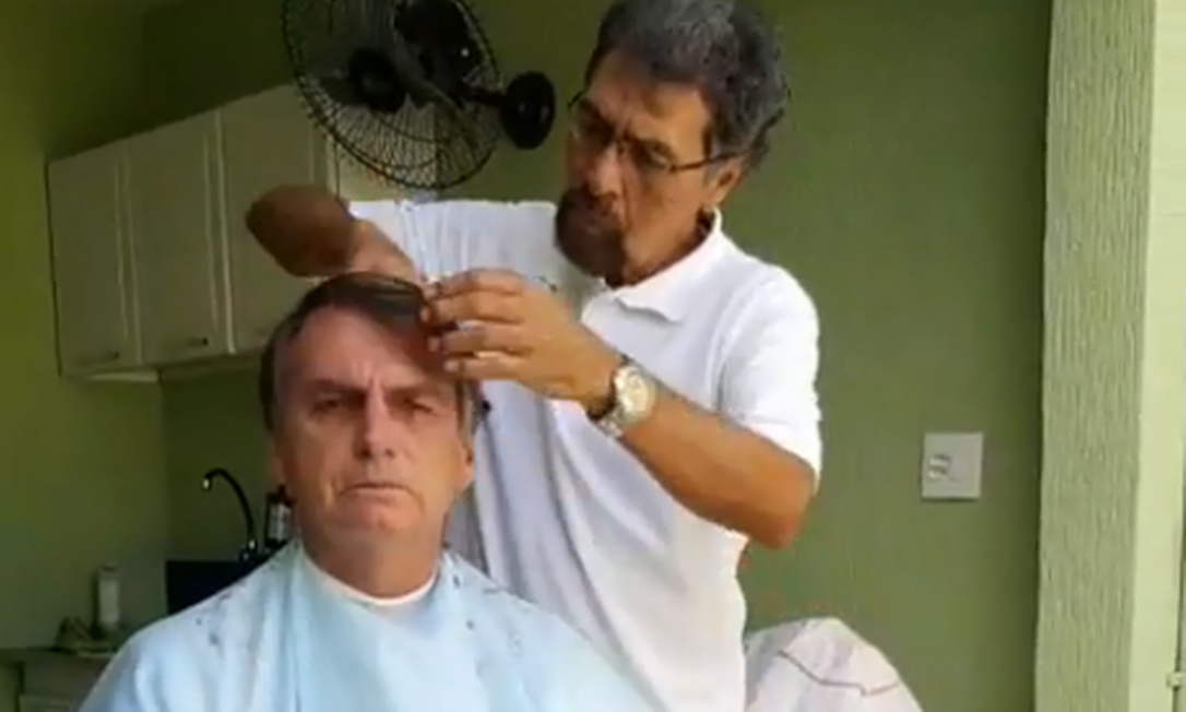 Bolsonaro Faz Live No Barbeiro Enquanto Discute Propostas Eleitorais