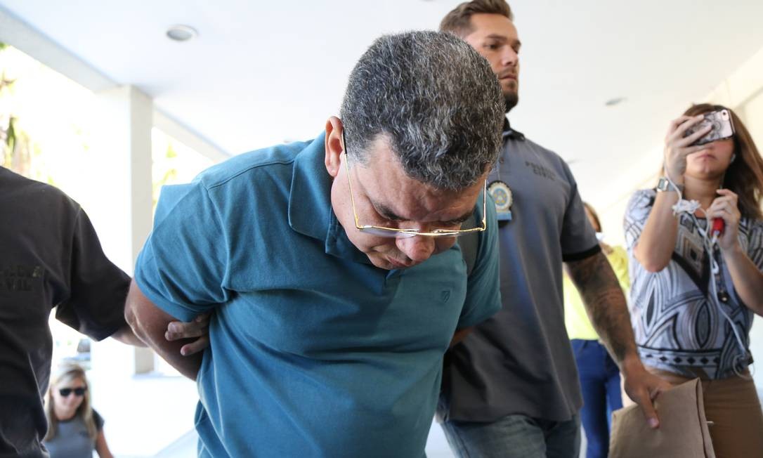 Domício Mascarenhas, ex-secretário de Obras de Niterói, na chegada à Cidade da Polícia Marcia Foletto / Agência O Globo