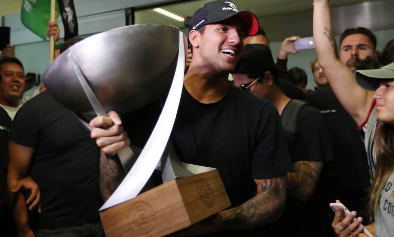 Gabriel Medina Recebido Festa Em S O Paulo Ap S Bi Mundial No