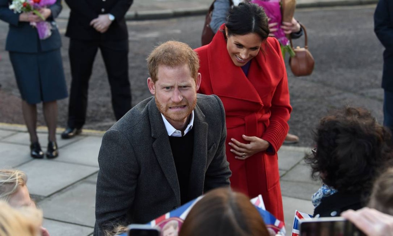 Meghan Markle deixou Harry envergonhado e realeza furiosa anúncio