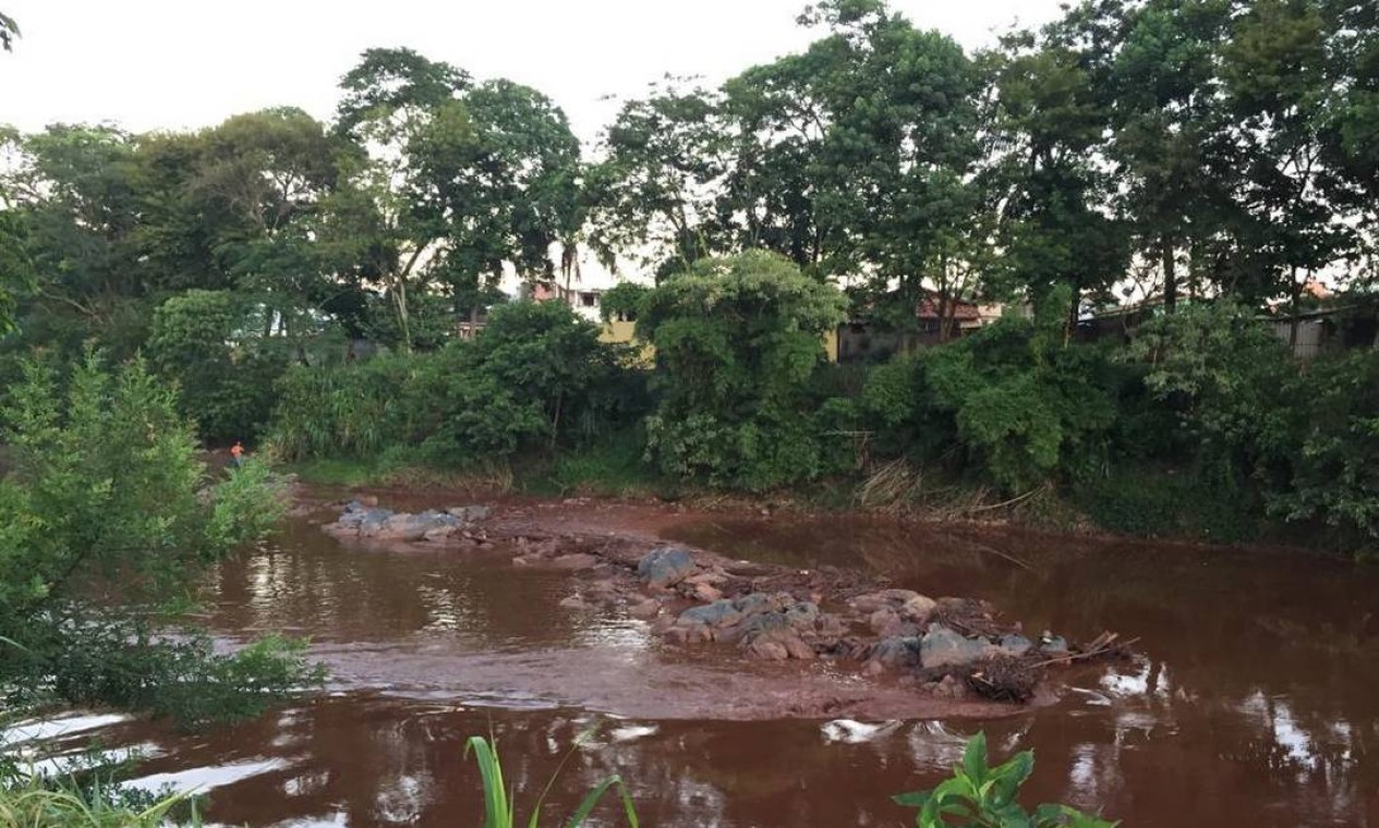 Rio Paraopeba Est Vermelho No Centro De Brumadinho Jornal O Globo