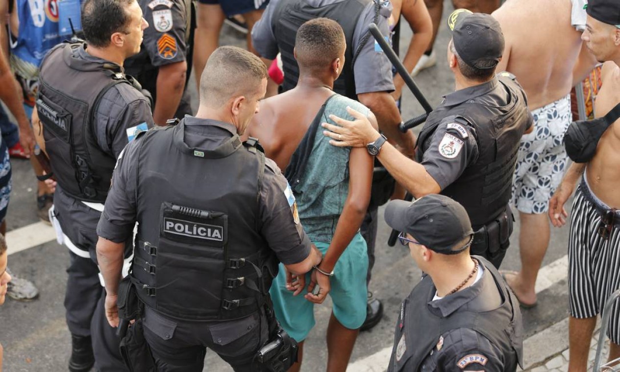 Pelo Menos Oito S O Detidos Durante Desfile Do Simpatia Quase Amor