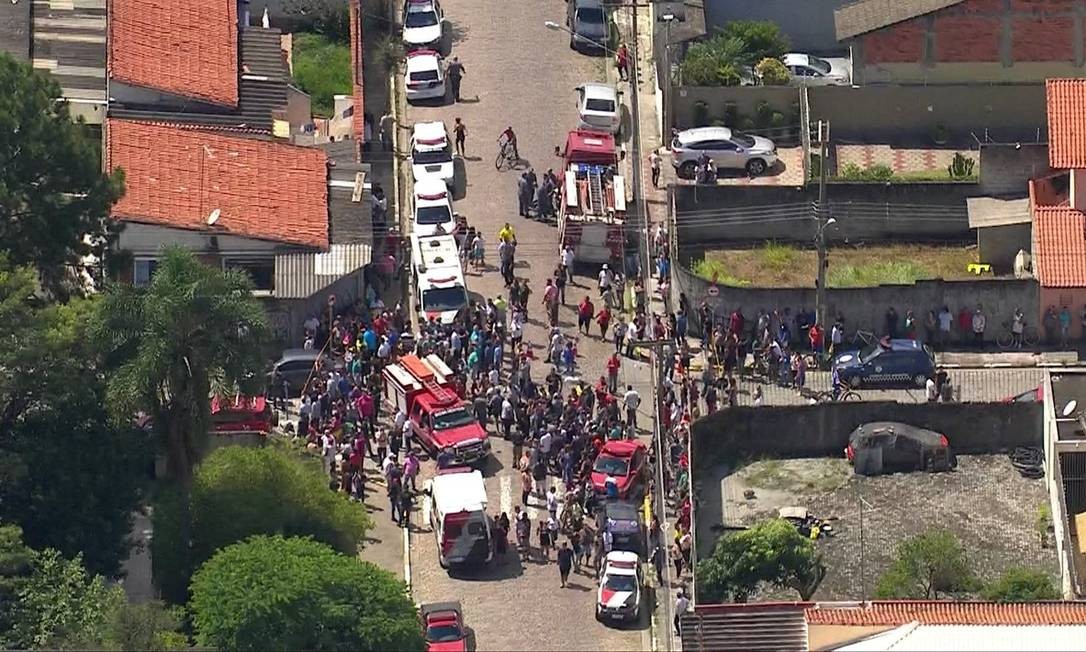Pais de alunos e vizinhos se aglomeram na vizinhança de escola de Suzano que foi palco de tragédia nesta quarta-feira Foto: Reprodução/TV Globo