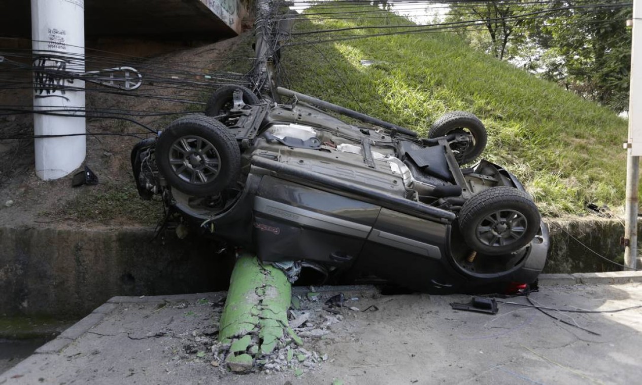 Carro Cai De Viaduto Da Avenida Brasil Sobre A Estrada Do Mendanha Em