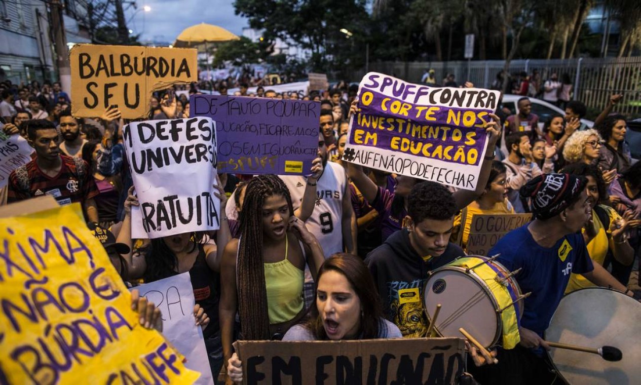 Comunidade acadêmica da UFF vai às ruas em protesto contra corte no