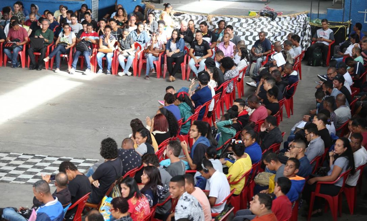 Centenas De Pessoas Enfrentam Uma Longa Fila Em Busca De Um Emprego