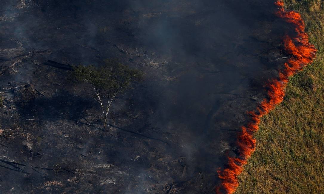 Flagrante de queimada criminosa da floresta durante a "Operação Onda Verde", conduzida por agentes do Ibama, para combater a extração ilegal de madeira em Apui, no sul do estado do Amazonas, em agosto 2017 Foto: BRUNO KELLY / Reuters