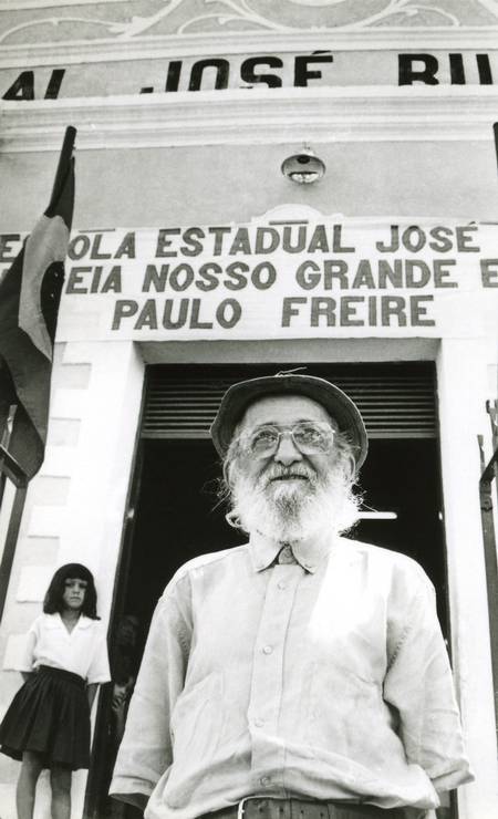 É ou não é feio de doer escreve Abraham Weintraub sobre mural de