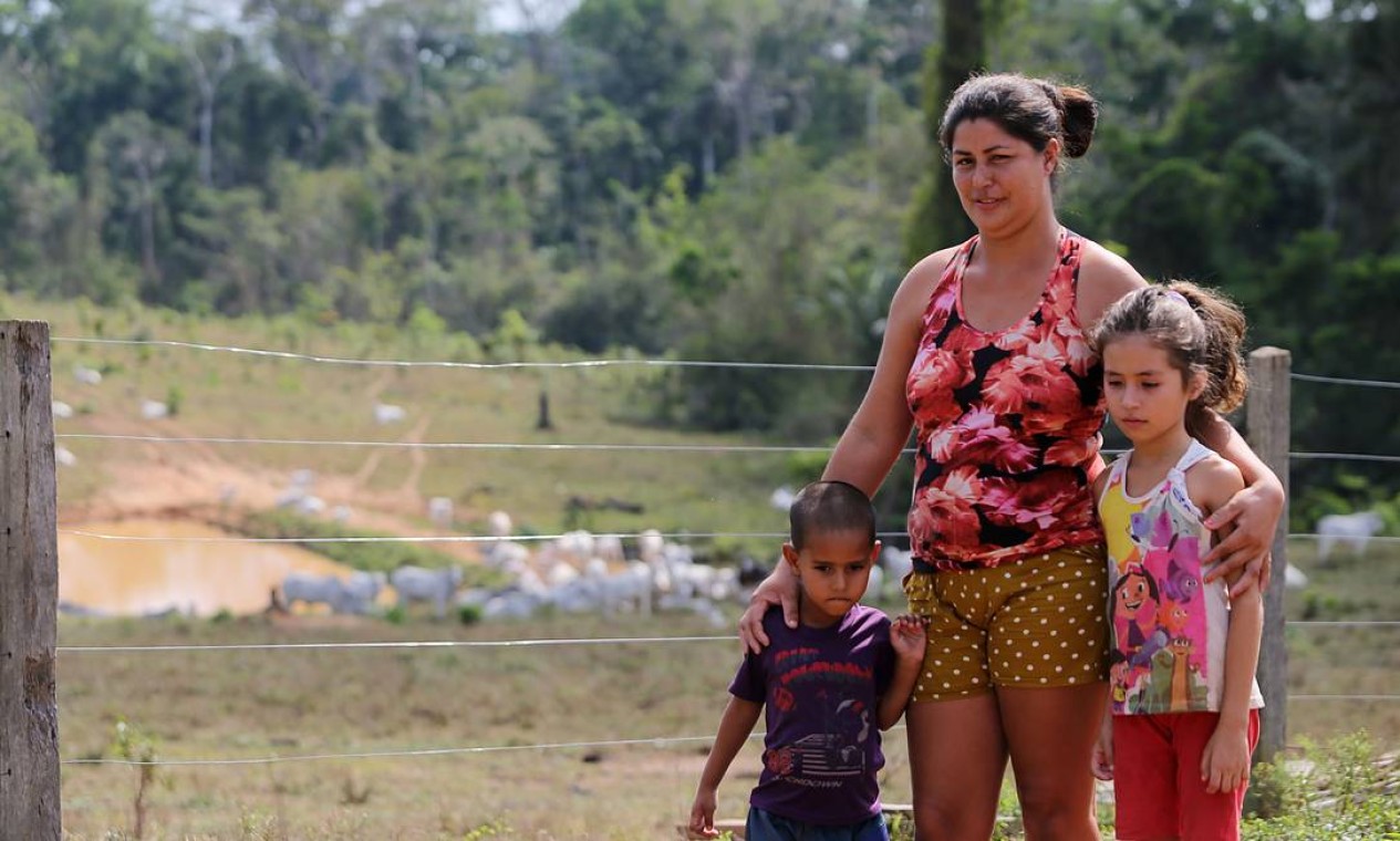 A criadora de gado Francisca da Silva de Oliveira com o filhos na propriedade onde cuida de um pequeno rebanho Foto: Jorge William / Agência O Globo