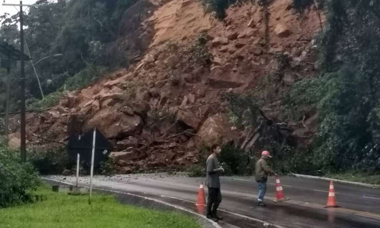 Veja Momento Em Que Barreira Desaba E Interdita RJ 116 Em Cachoeiras