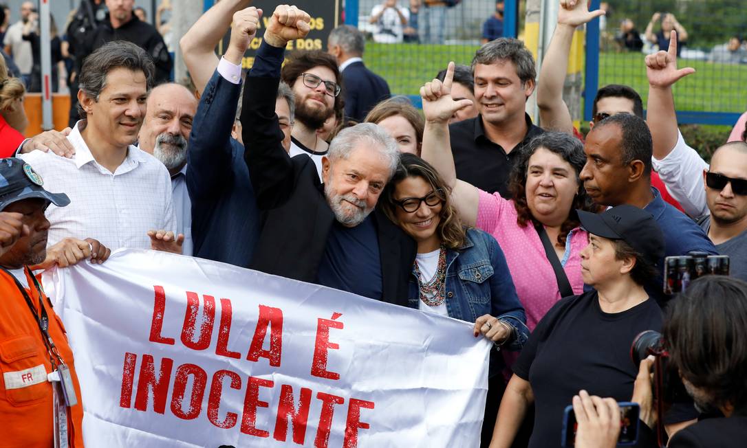 Lula deixa a sede da PF em Curitiba após STF derrubar prisão em 2ª