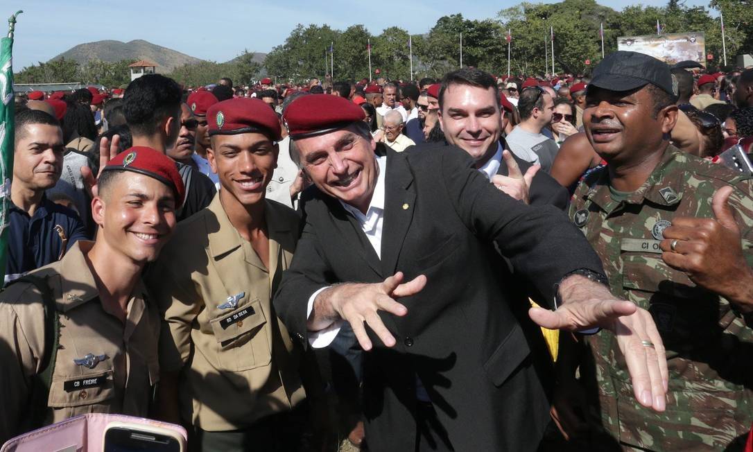 Bolsonaro quer militares nos diretórios estaduais do novo partido Época