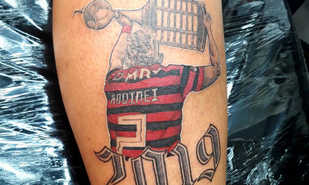 Torcedor do Flamengo paga promessa e tatua imagem de Rodinei após