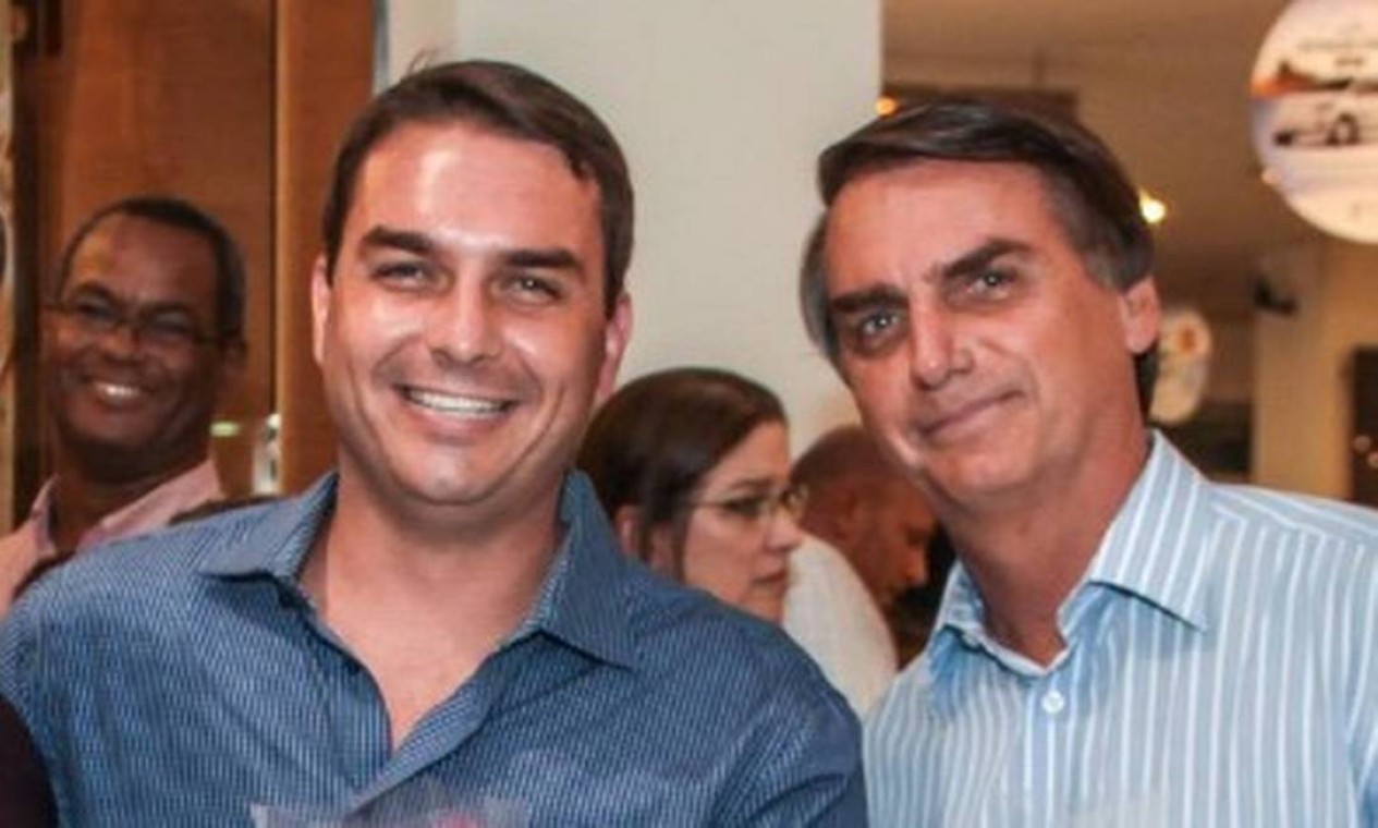 Flávio Bolsonaro pode ter usado sócio laranja em loja de chocolates