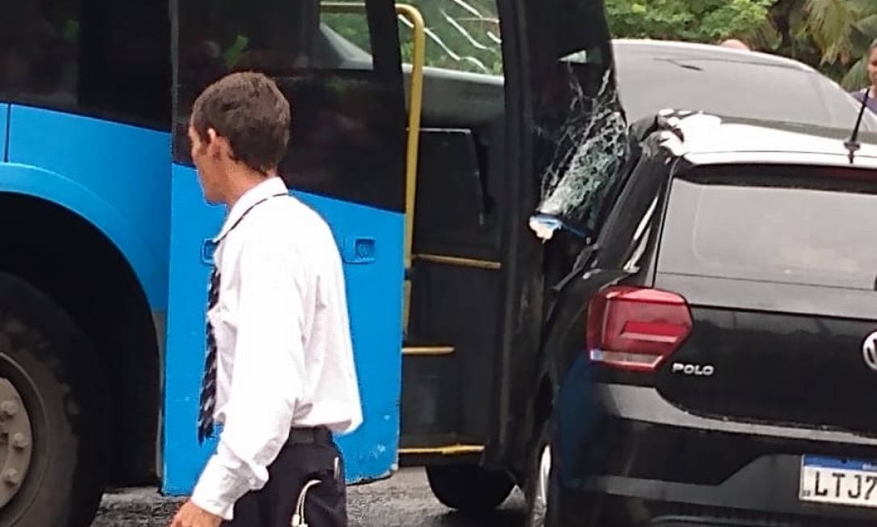 Carro Invade Pista Do Brt E Comprimido Por Nibus Em Ilha De