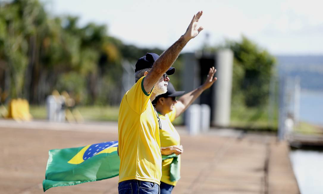 Em Dia De Jejum Convocado Por Bolsonaro Religiosos Rezam Em Frente Ao