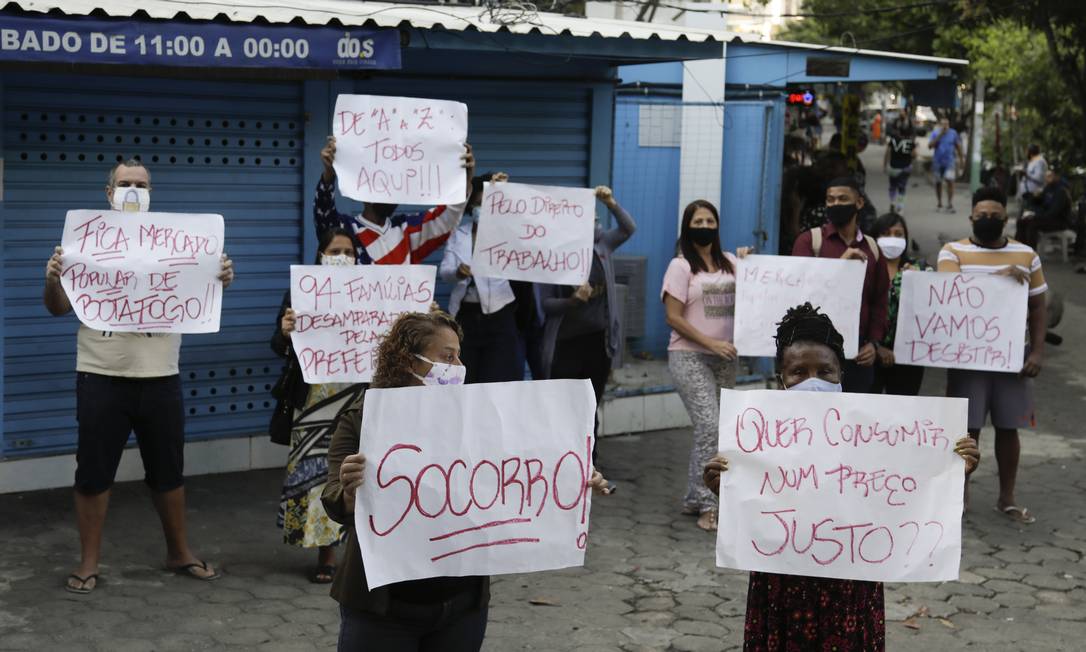 Comerciantes protestam após boxes do mercado popular de Botafogo serem