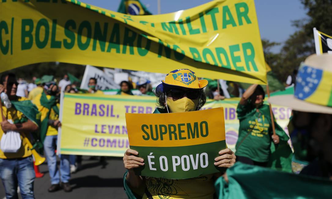 Protesto leva cruzes à Esplanada dos Ministérios para criticar