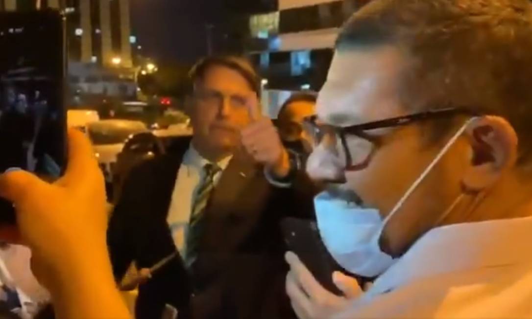 Bolsonaro Come Churrasquinho De Rua Em Bras Lia E Cercado Por