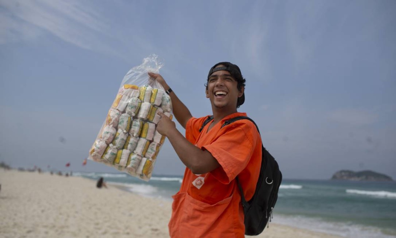 Para ajudar a família estudante de Engenharia vende biscoito na praia