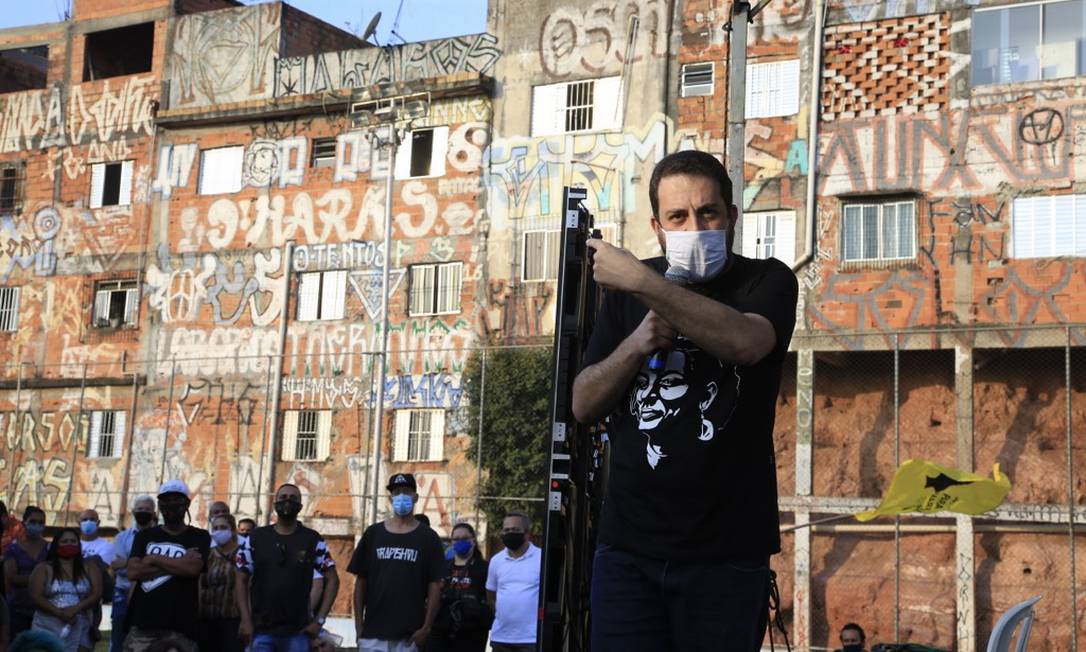 De olho em eleitorado petista PSOL lança Boulos candidato em SP