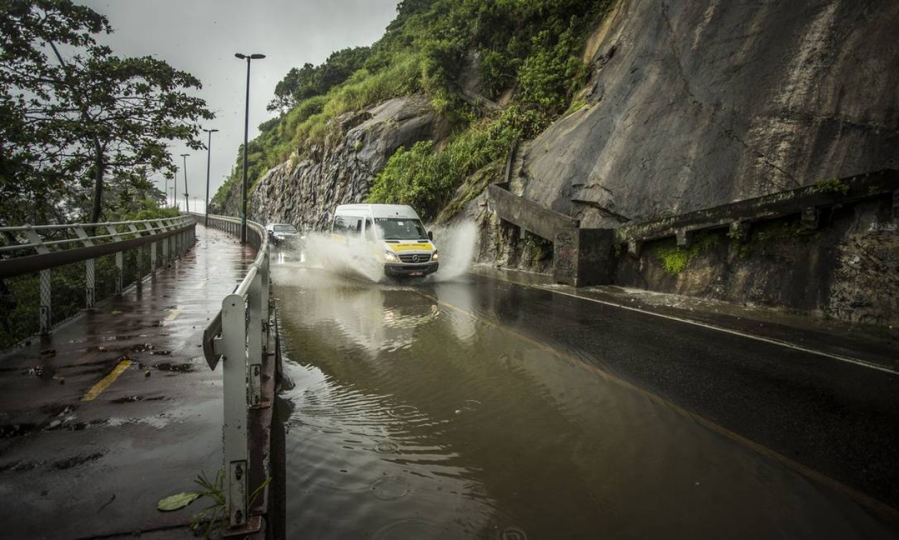 Chuva forte causa transtornos no Rio no primeiro sábado do ano Jornal