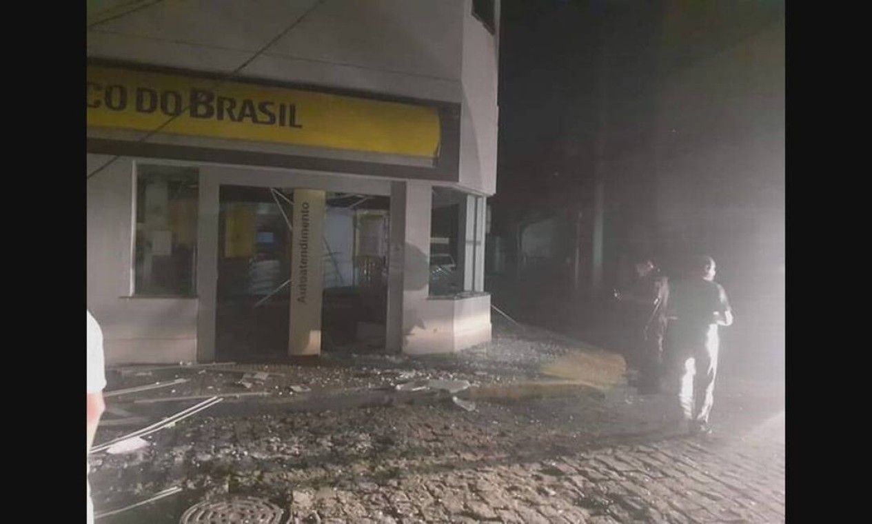 Bando tenta explodir caixa eletrônico troca tiros PMs e foge pelo