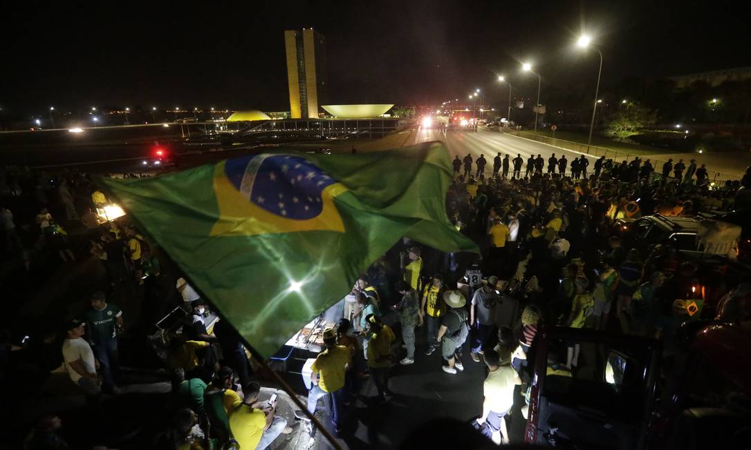 Apoiadores De Bolsonaro Furam Bloqueio E Invadem Esplanada Dos