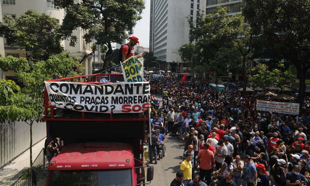 Servidores fazem protesto em frente à Alerj contra pacote de