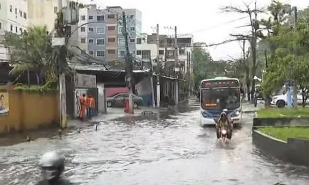 Chuva Forte No Rio Provoca Acidentes Deixa Ruas Alagadas E Br