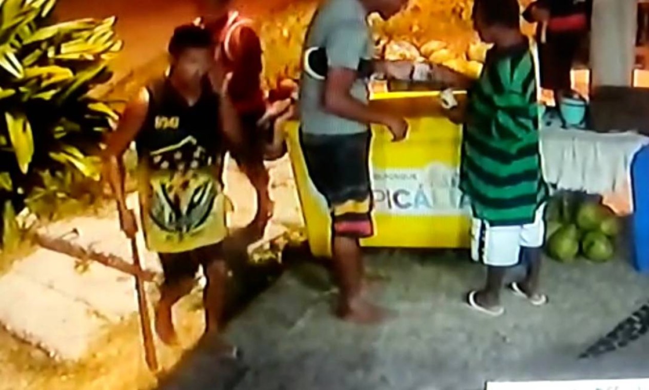 Vídeo mostra congolês sendo espancado até a morte em quiosque na Barra