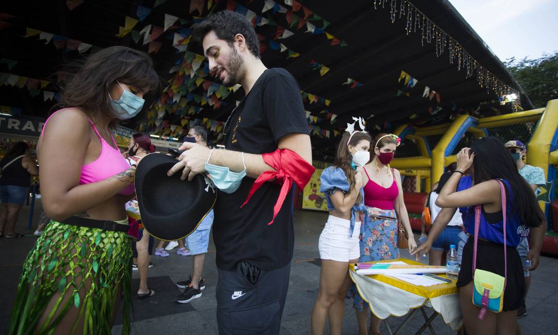 Foliões são surpreendidos por cancelamento de evento de carnaval na