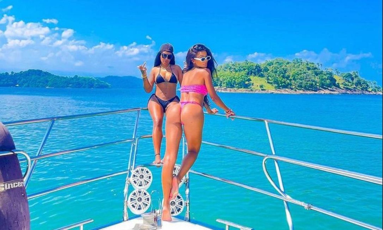 Ludmilla e Brunna Gonçalves posam juntas em passeio de barco Close