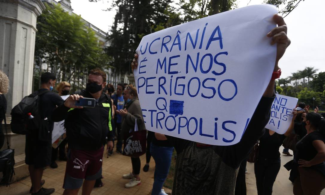 Moradores De Petr Polis Fazem Protesto Para Cobrar A Es Da Prefeitura