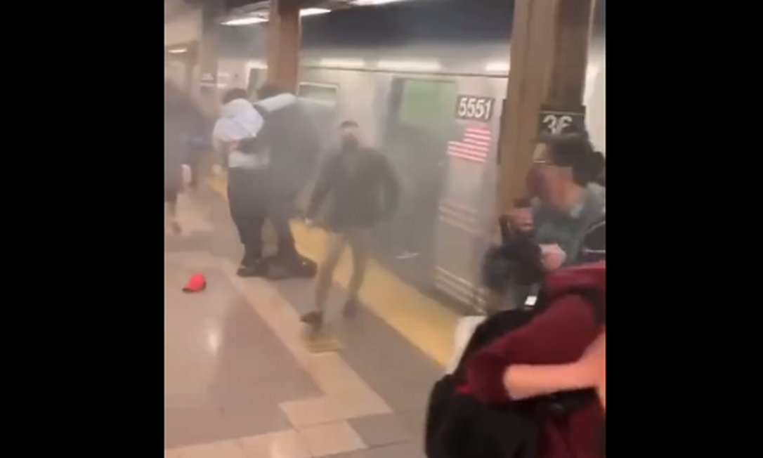 Nova York Vídeo mostra passageiros saindo feridos de vagão do metrô