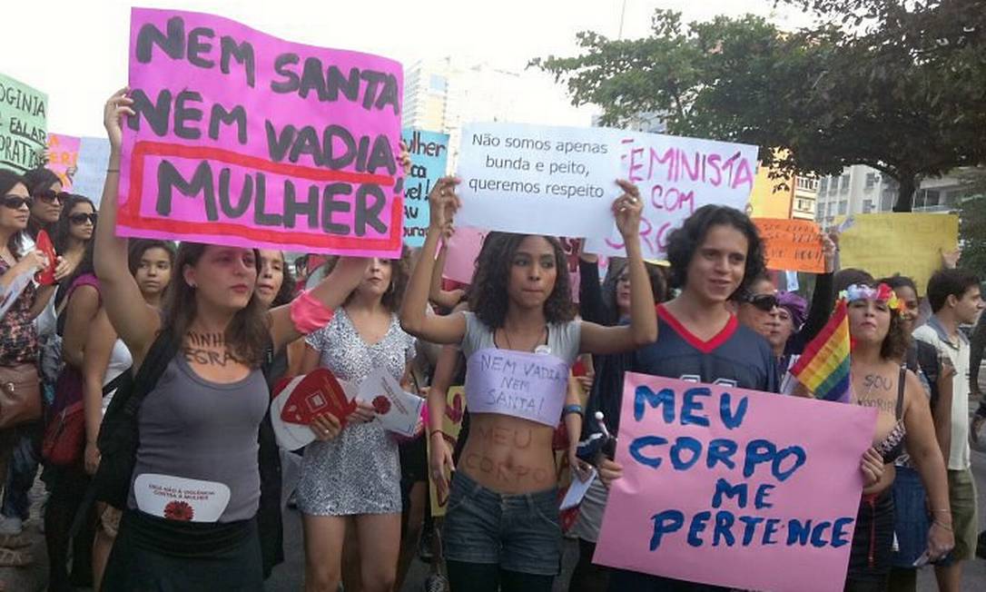 Marcha Das Vadias Concentra Cerca De Pessoas Na Praia De Copacabana