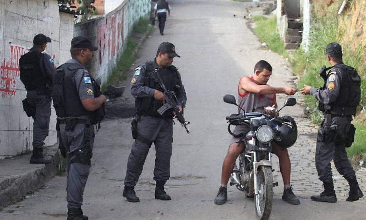 Em cartazes polícia pede que moradores de Costa Barros denunciem